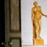 ...cos� chiamata dai proprietari per via dei dipinti di sculture a grandezza naturale che corrono lungo le chiare pareti